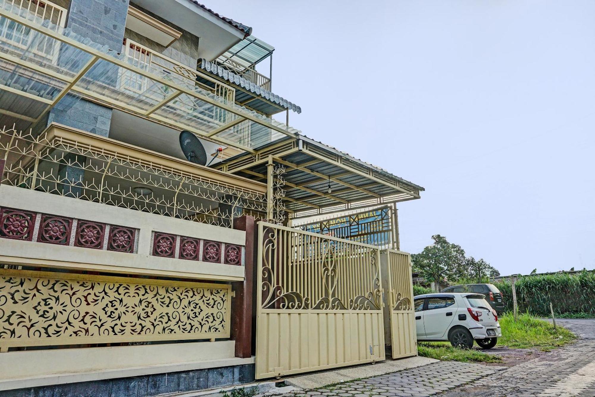 Oyo 91707 Jannah Homestay Syariah Dau Exterior photo